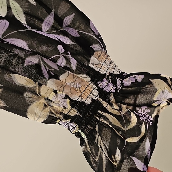 Calvin Klein Black and White Blouse. Vneck. Long Sleeves With Ruffel. 2X - Picture 3 of 8